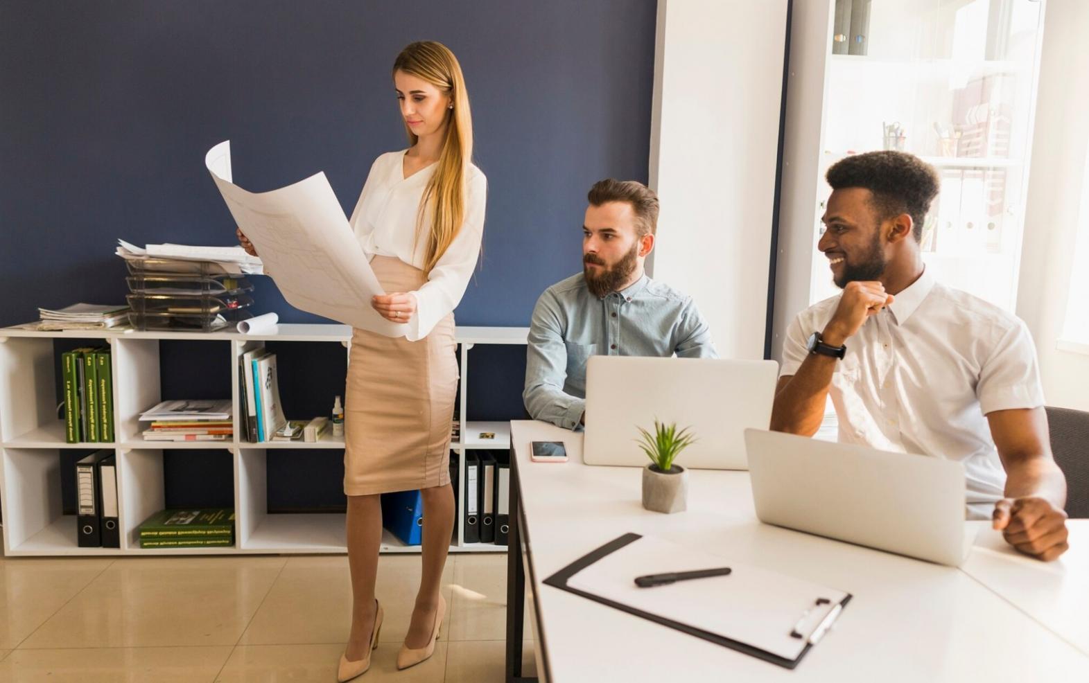 Participant suivant une formation budgétaire sur ordinateur avec documents financiers