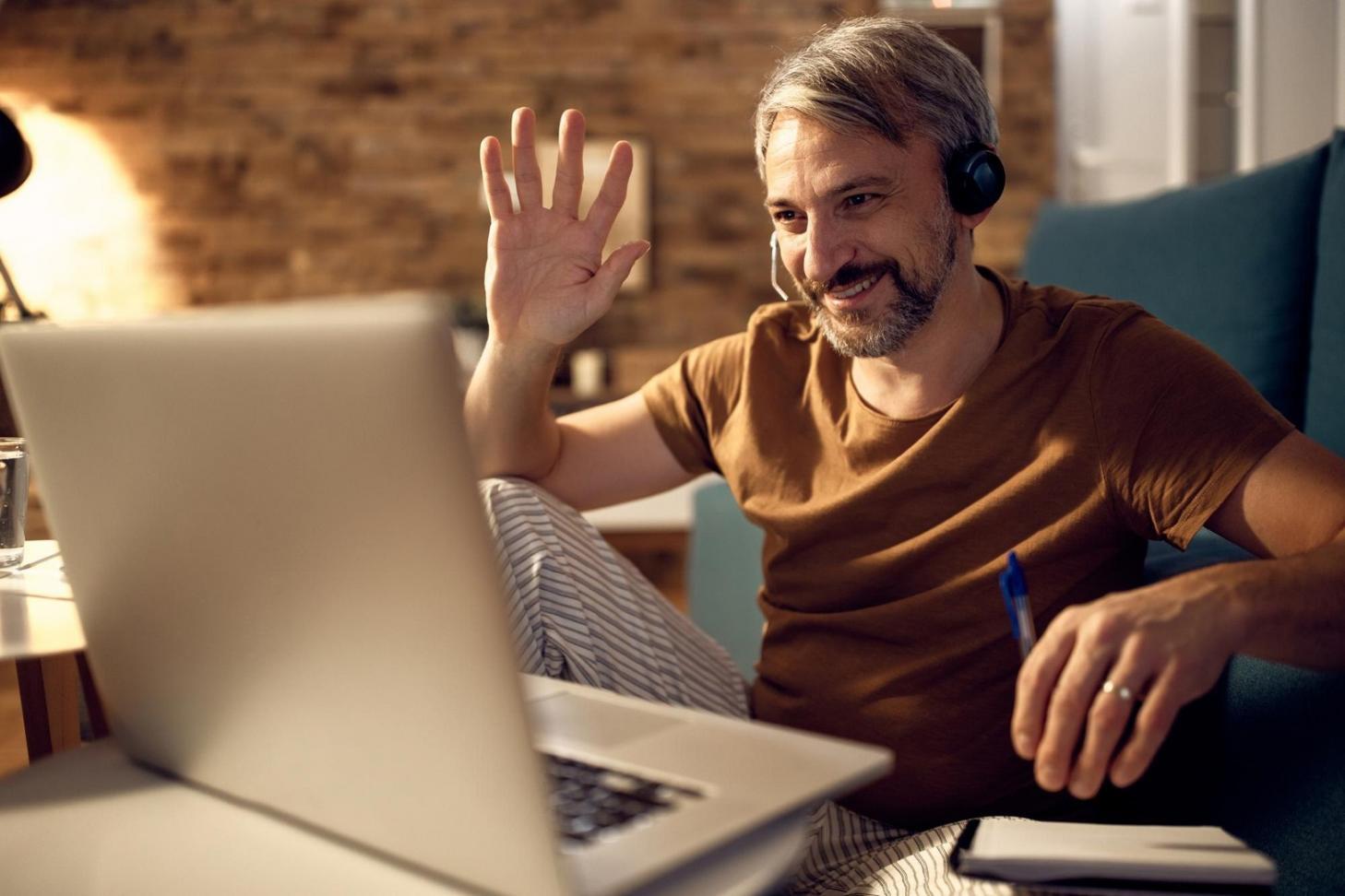 Groupe d'apprenants collaborant sur des projets de gestion financière