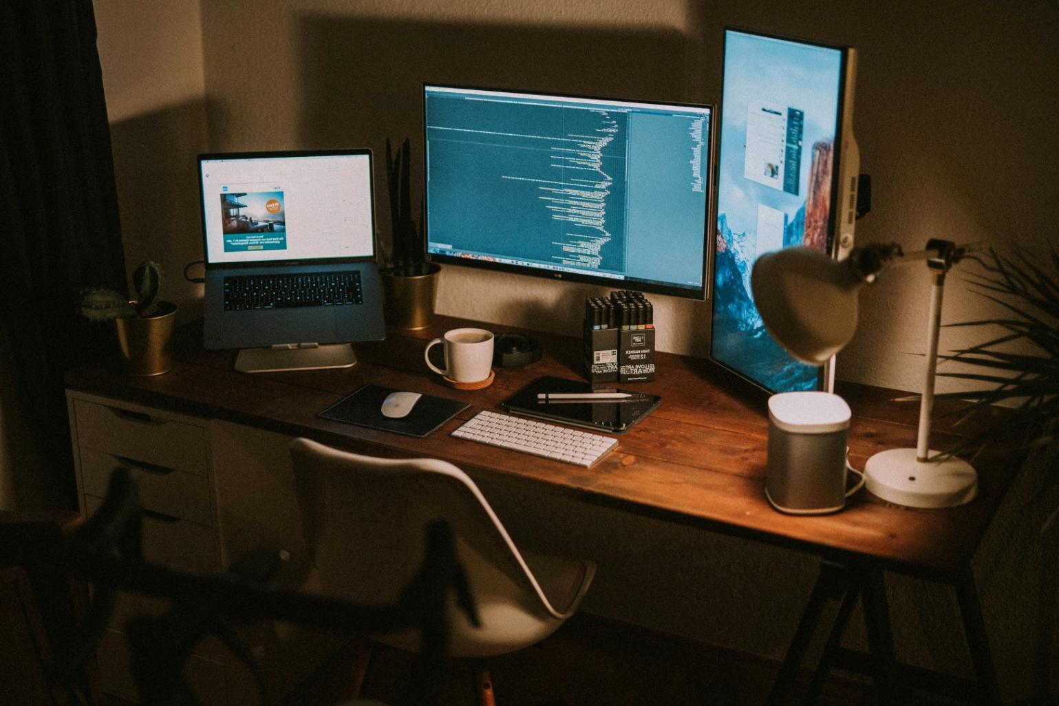 Espace de travail moderne avec outils de gestion budgétaire
